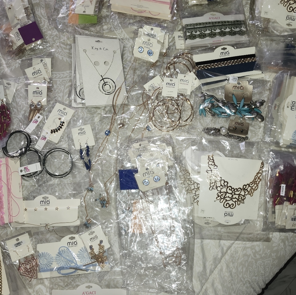 Resellers Bundle 132 pieces of Mia Collection Accessories. - Picture 3 of 10
